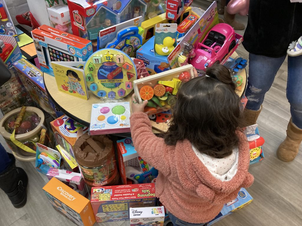 un niño jugando con juguetes