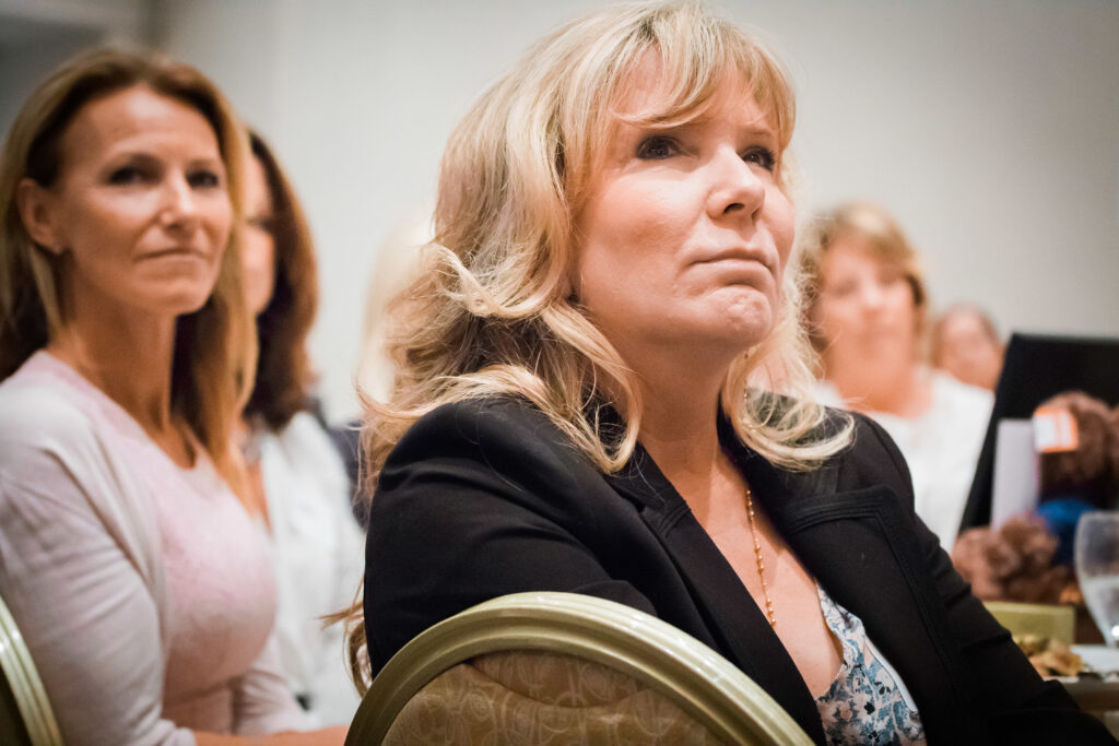 une femme aux cheveux blonds