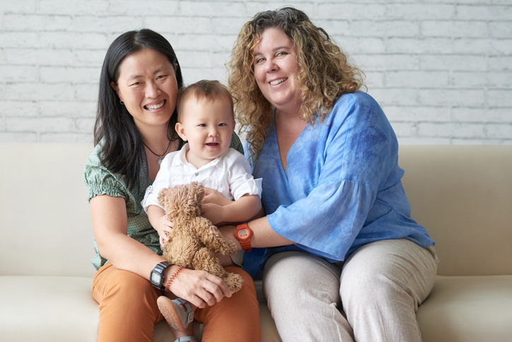 couple lgbt+ avec adoption d'un bébé