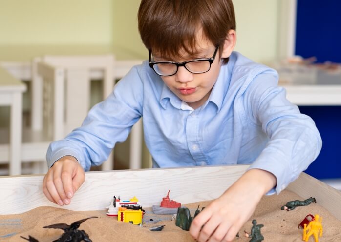 Niños jugando con vehículos.