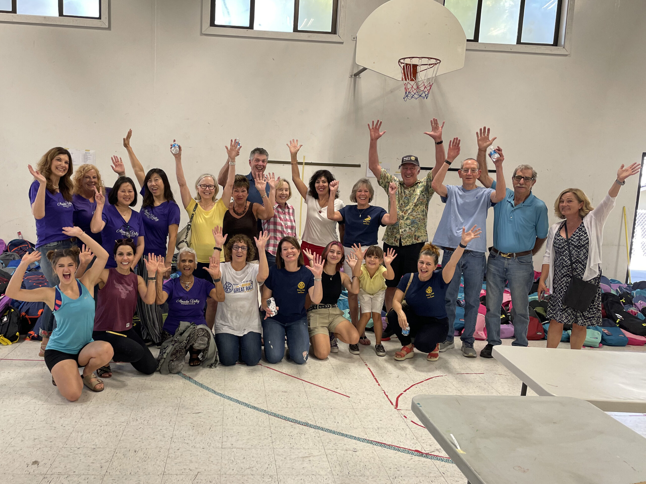 un grupo de personas posando para una foto