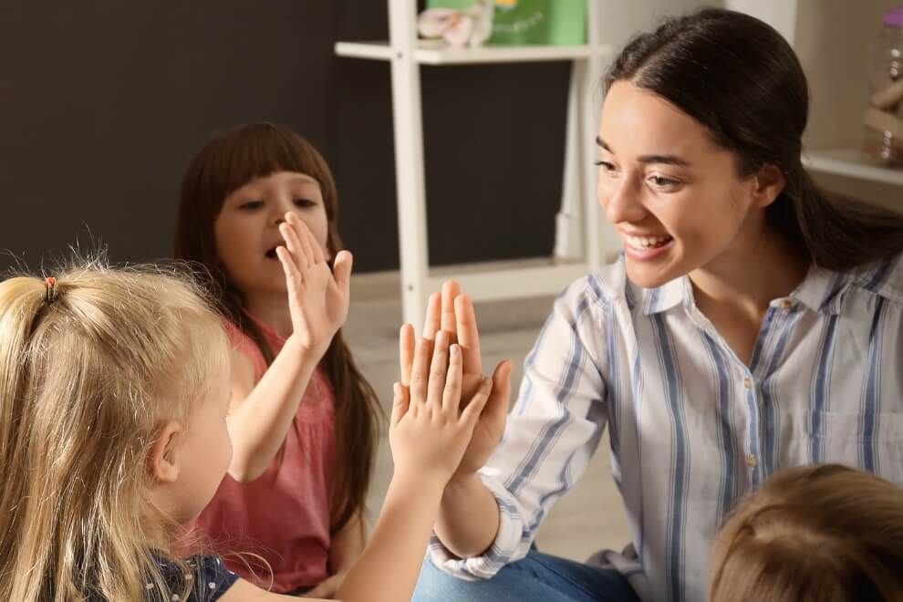 Donner la ruche cinq aux enfants