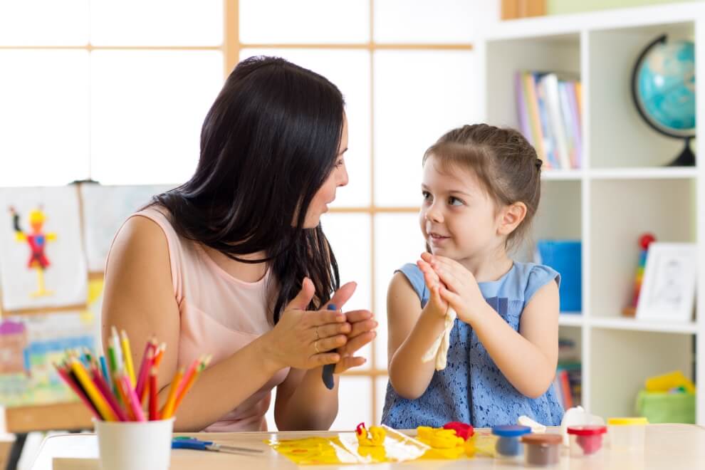 Mère et son enfant façonnant une argile