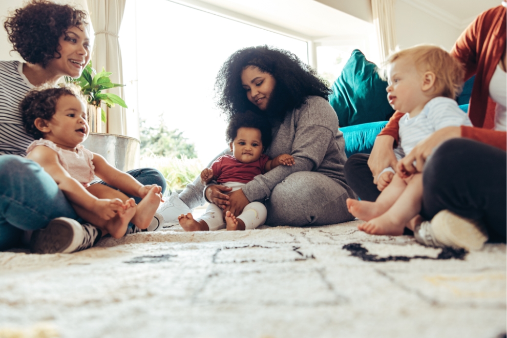 Les mères manipulent leurs bébés