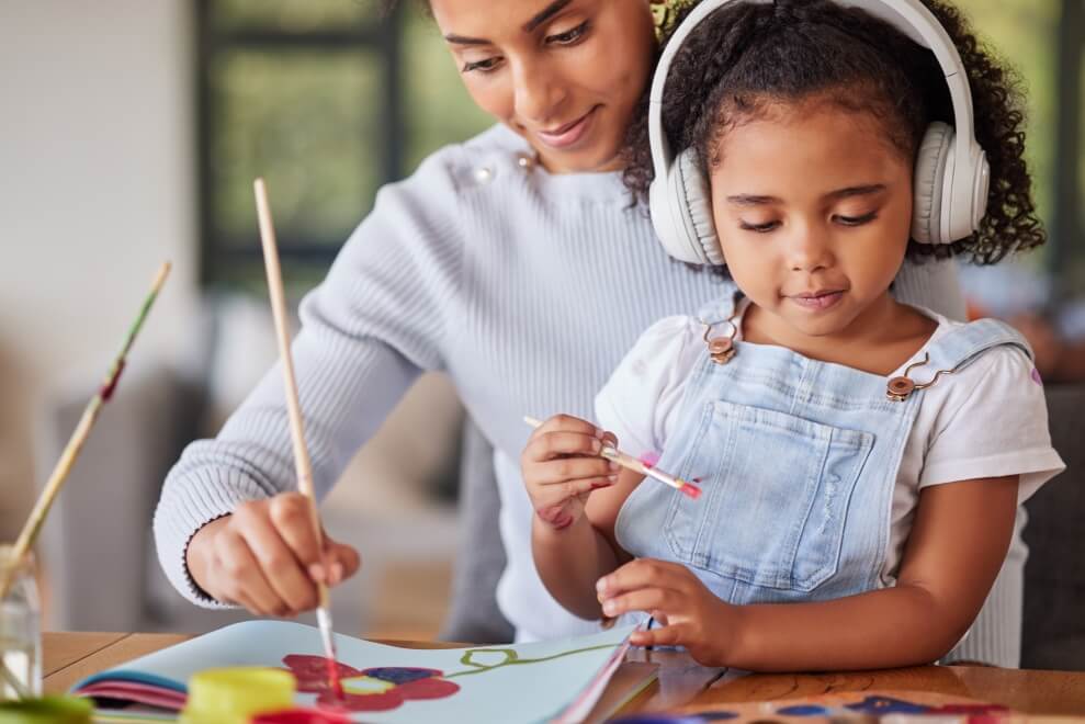 Pintar mientras los niños escuchan música.