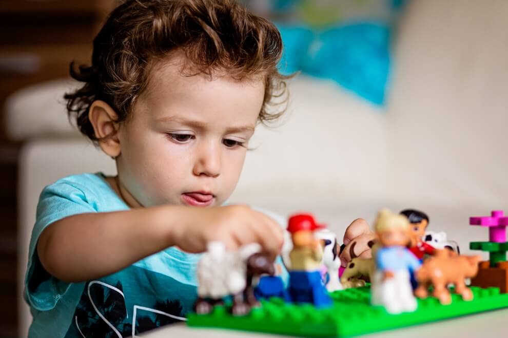 niño jugando