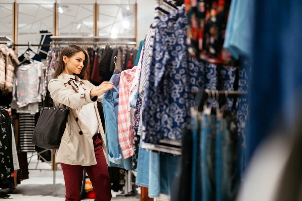 Persona comprando ropa