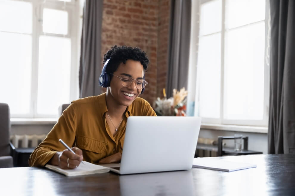 Femmes utilisant un ordinateur portable